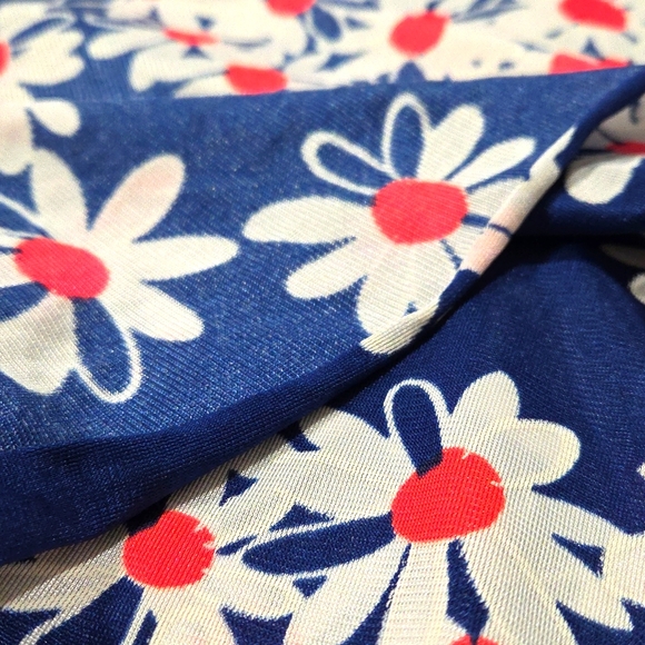 Beautiful Rare Vintage POLYSTER Daisy Sewing Fabric by THE YARD - Picture 4 of 9